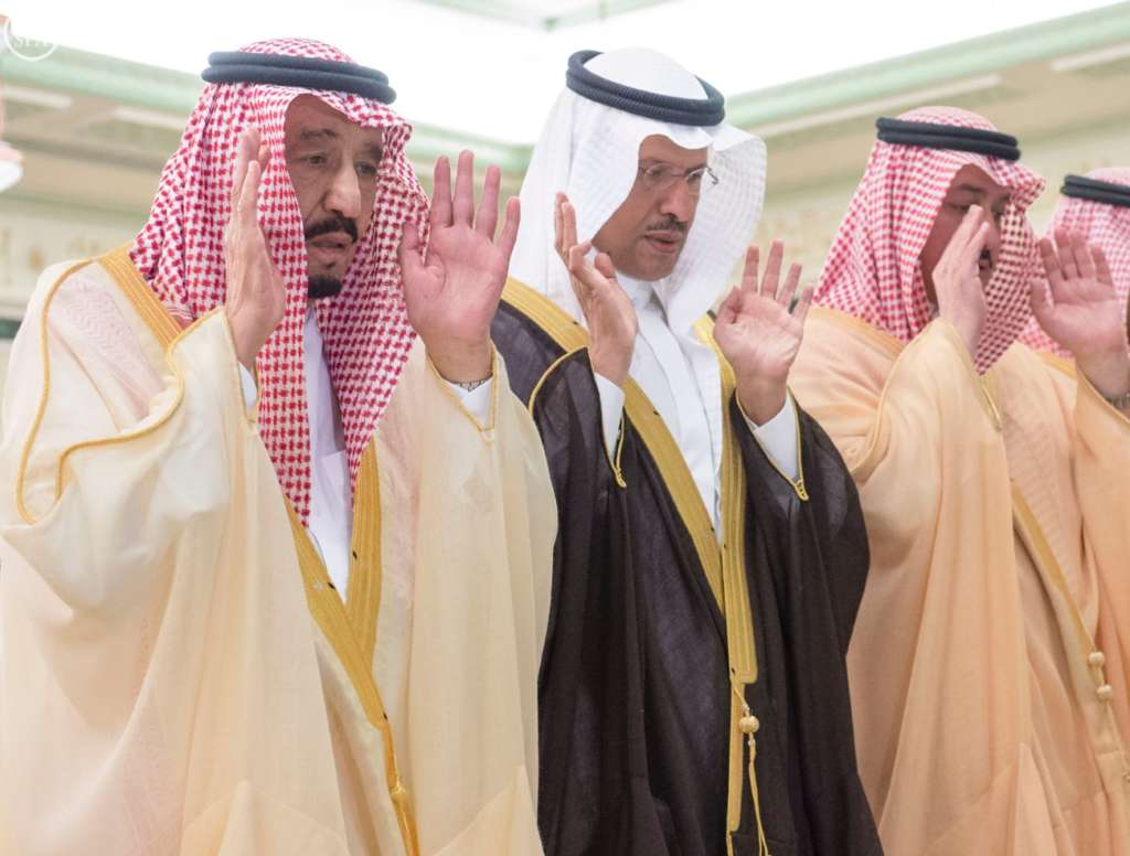 Saudi King Performs Funeral Prayer on Soul of Mansour bin Faisal bin