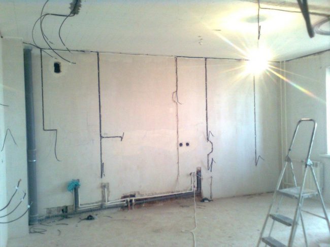 Hur man installerar ett uttag eller en uttagslåda i gipsvägg