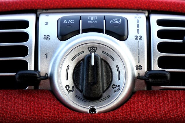 車のフロントガラスが曇るときのエアコンの正しい使い方3つ