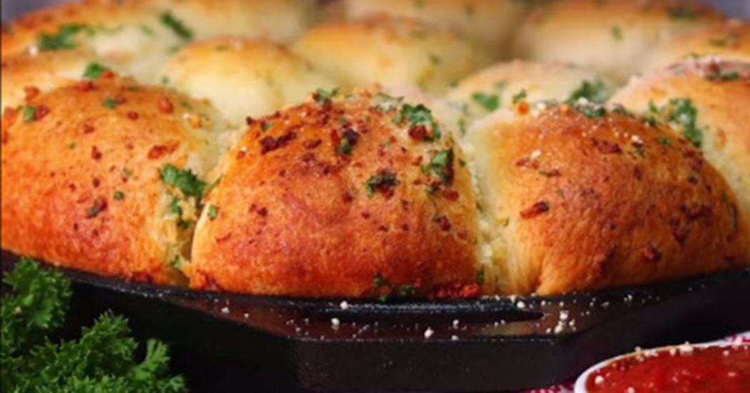 Put These Grilled Cheese Pull Apart Rolls On The Table
