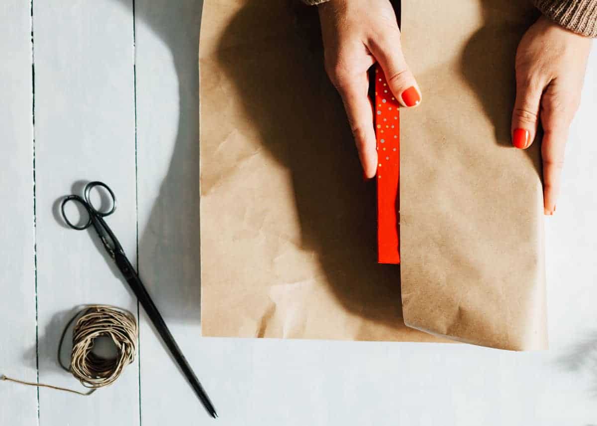 How to Wrap a Present Perfectly (13 Step by Step Gift Wrapping Guides) EnjoyJava