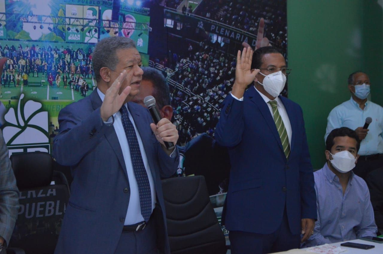 Juramenta al periodista Pedro Jiménez en la Fuerza del Pueblo