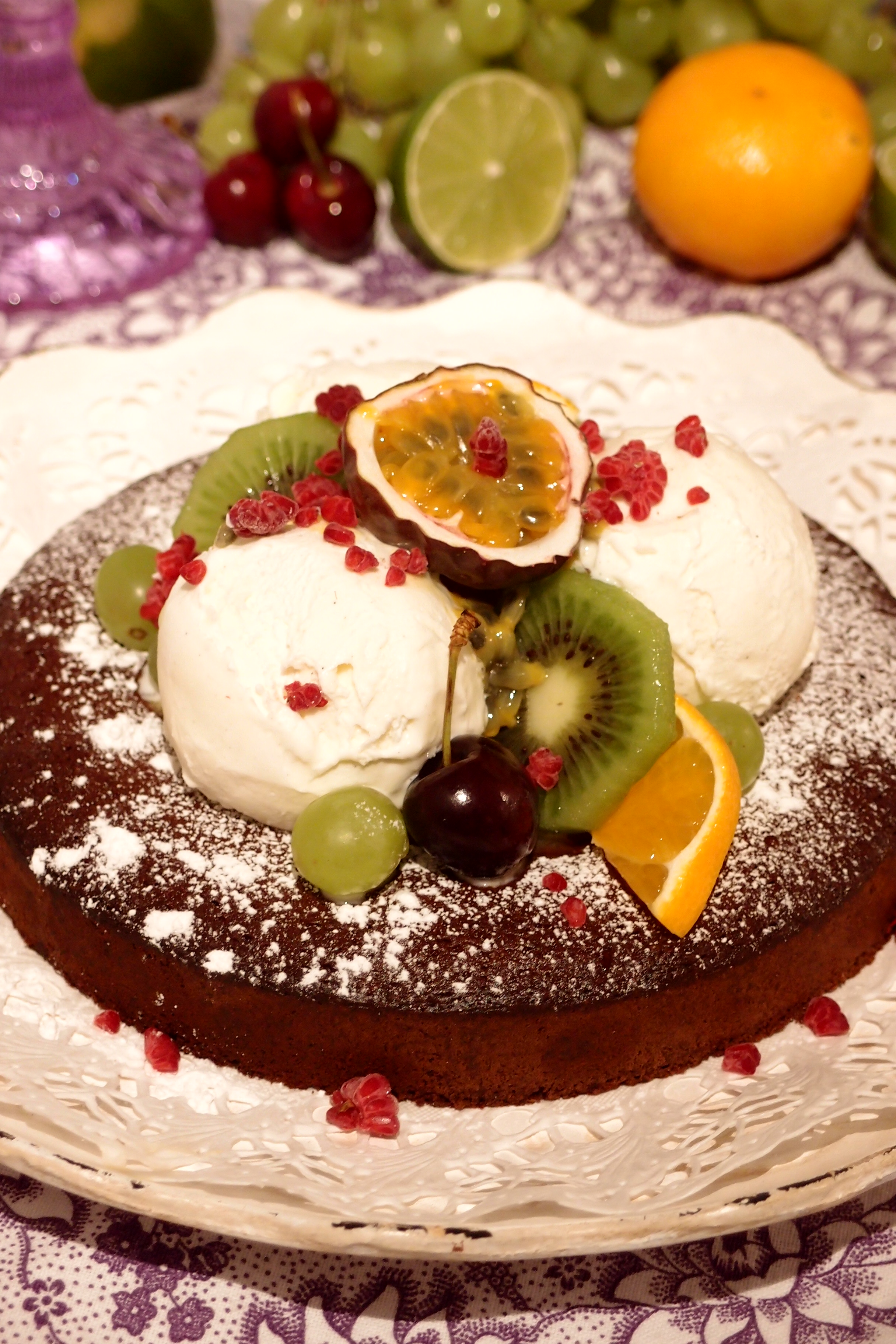 Frukt & glass dekorerad kladdkaka en smaksak