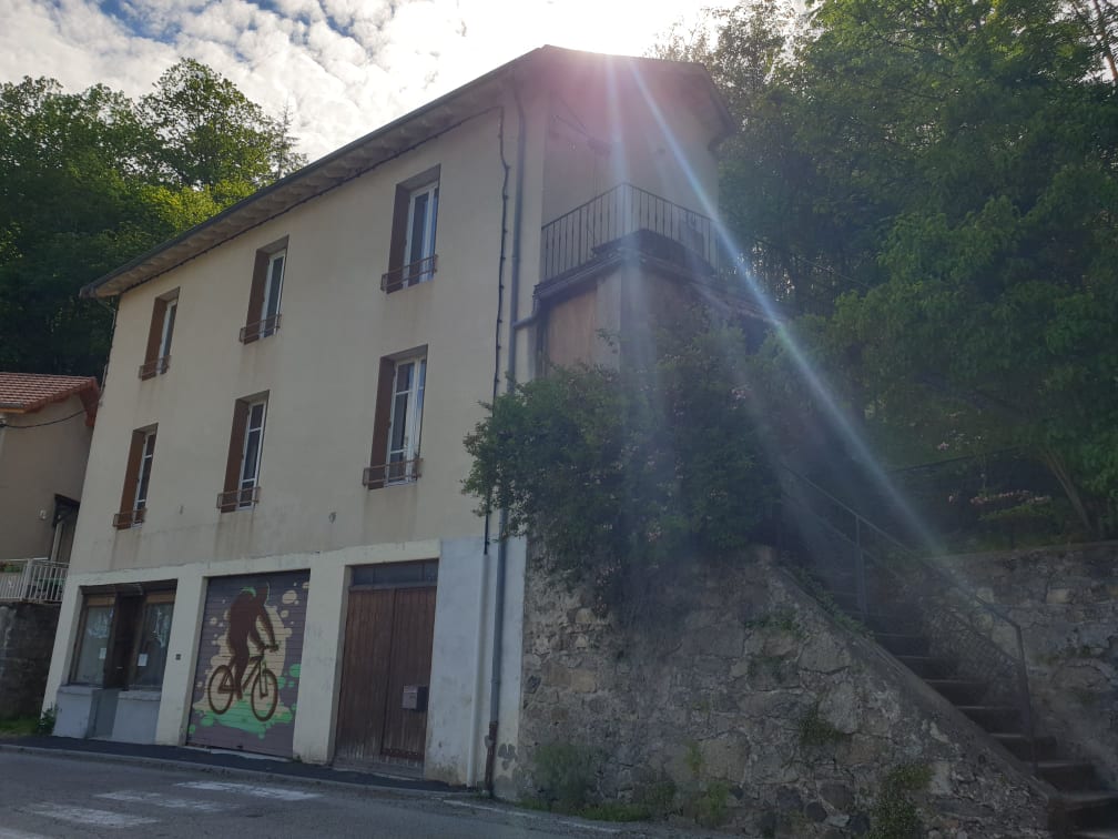 Maison de village avec magasin à vendre StJuliend'Intres (Ardèche) Envie d'R