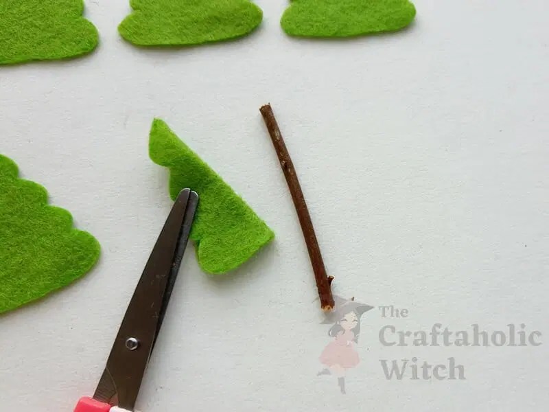 DIY Felt Christmas Tree in 6 Easy Steps (+ Free Pattern)