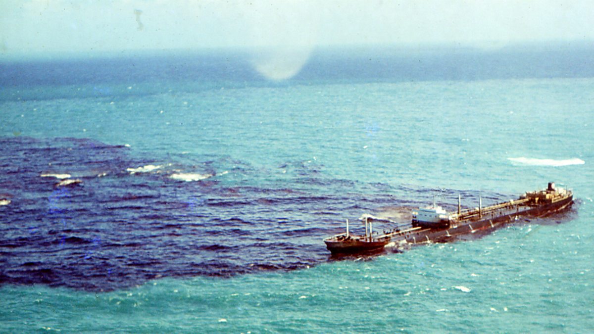 Tanker Torrey Canyon Unavený kapitán ho namíří na skaliska