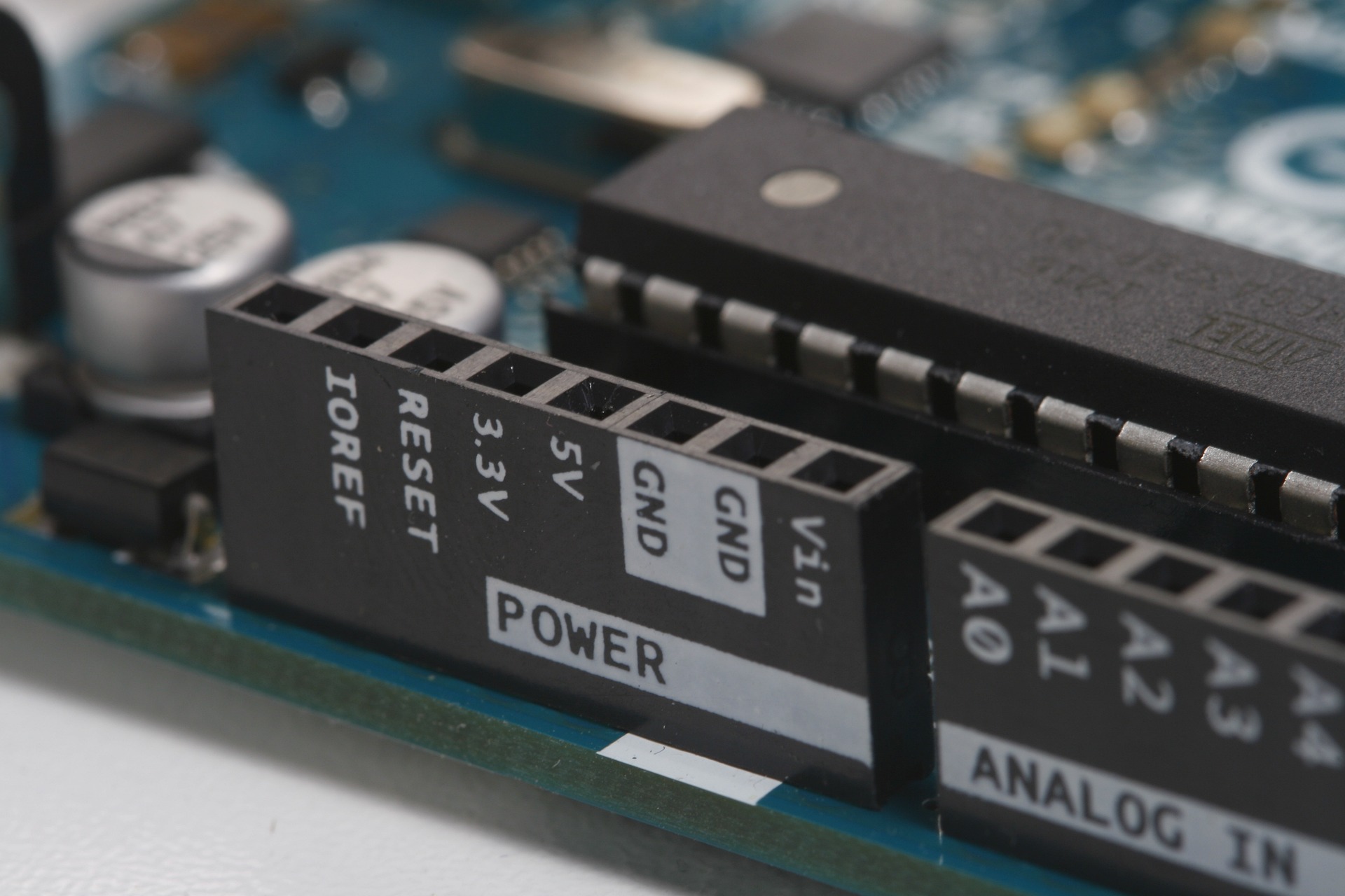 Microcontrollers vs. Microprocessors Differences explained in Simple Words