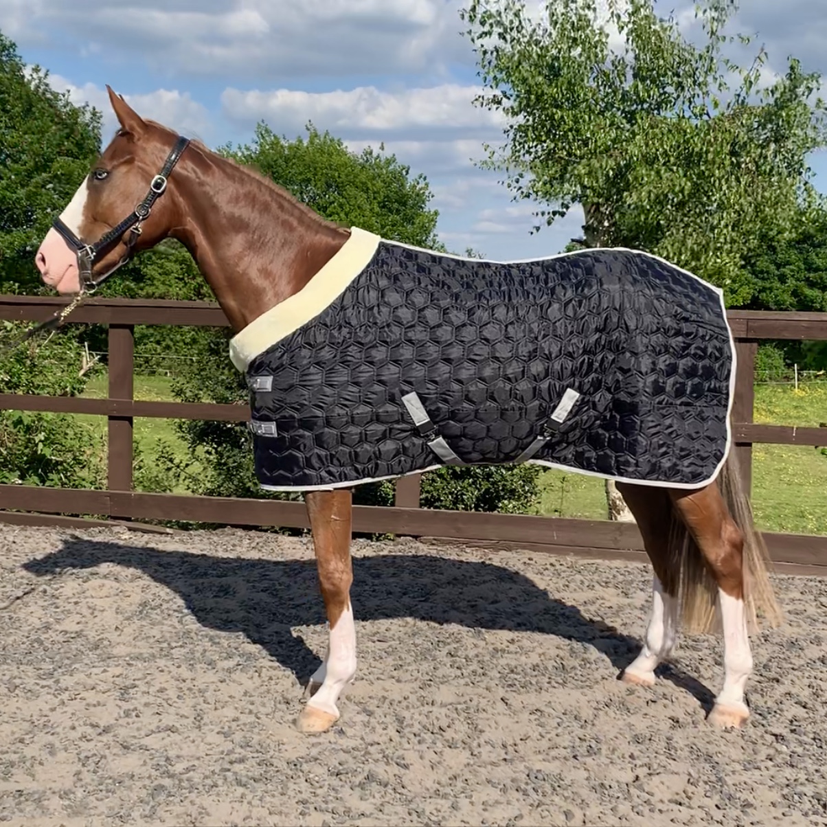 Hexagon stable rug with fleece collar Equilux Equestrian