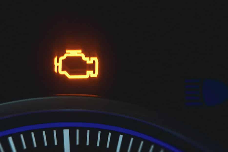5 razones por las que enciende la luz de check engine de tu auto