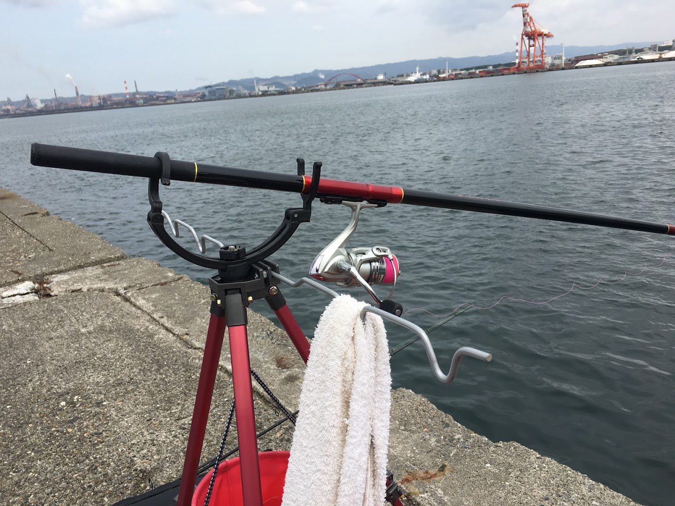 青岸で紀州釣りにて、三脚タイプの竿受けを使ってみた
