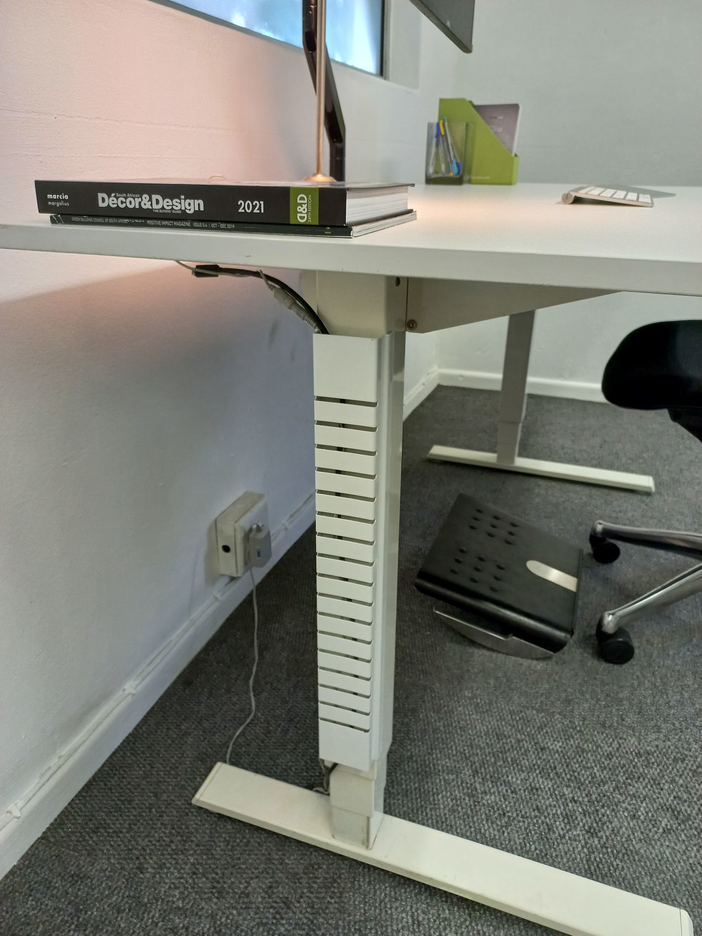 Vertical Cable Riser for Float Standing Desk Ergolab.