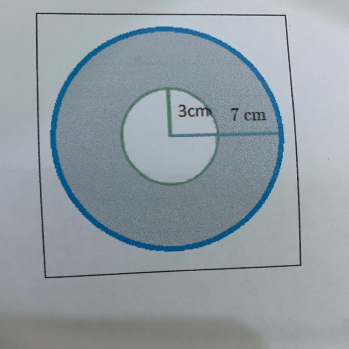 Un círculo de radio 3 cm está dentro de otro círculo de radio 7 cm
