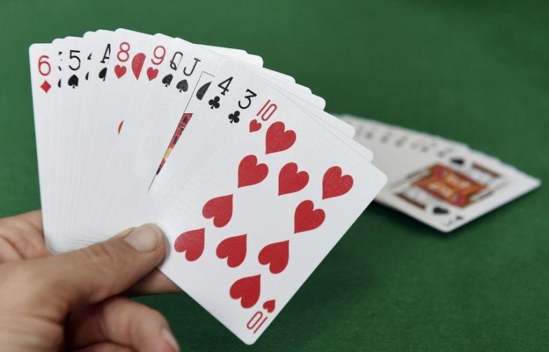 Se extraen dos cartas de una baraja de 52 cartas. hallar la