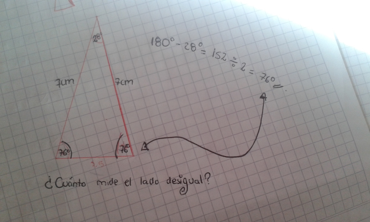 Como saber cuanto mide el lado desigual de un triángulo