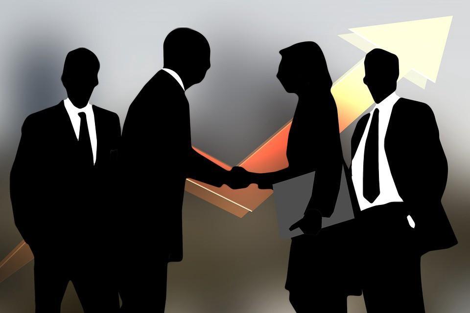 De un ejemplo práctico de un líder ejerciendo cada uno de los 10 roles