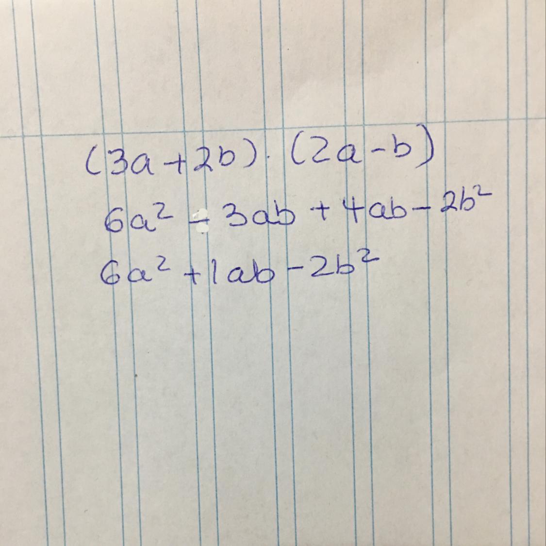 ¿Cuál es el área de un rectángulo si su base es 3a + 2b y
