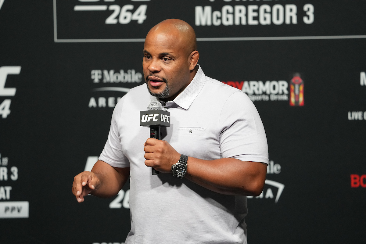 Daniel Cormier advierte del peligro que plantea Derrick Lewis en el