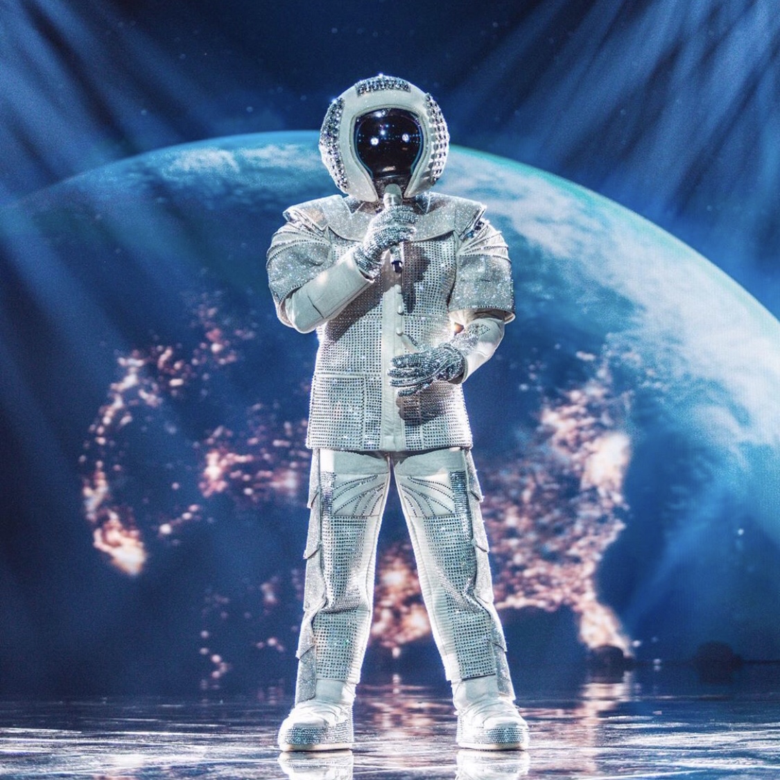 The Masked Singer Tv Phanomen Mit Esc Bezug Esc Kompakt