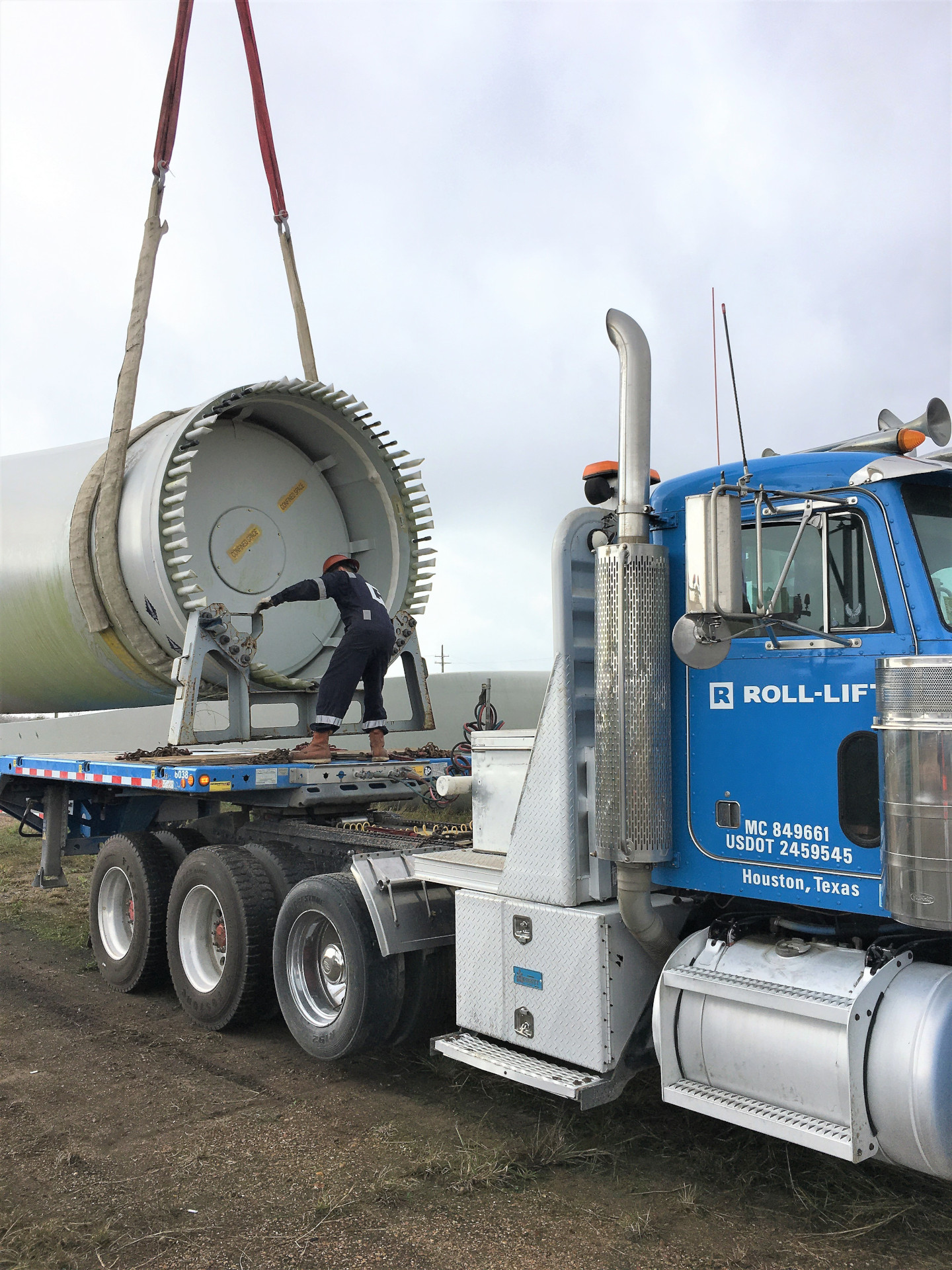 GE Blades Lifting, Loading and Lashing into Trailers for Inland