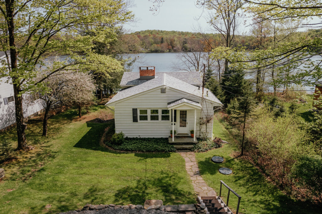 ESCAPE BROOKLYN Midcentury Cottage on Anawanda Lake, Roscoe, NY
