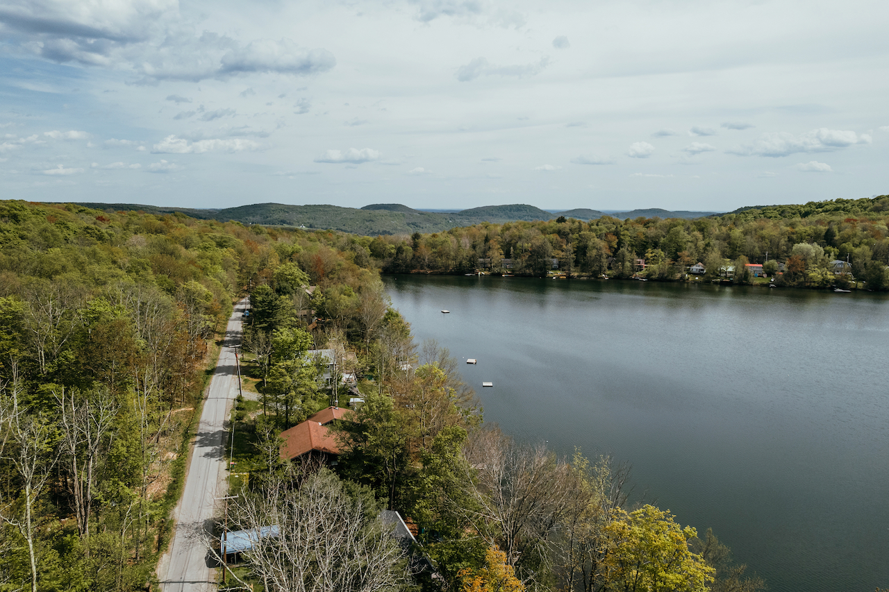 ESCAPE BROOKLYN Midcentury Cottage on Anawanda Lake, Roscoe, NY