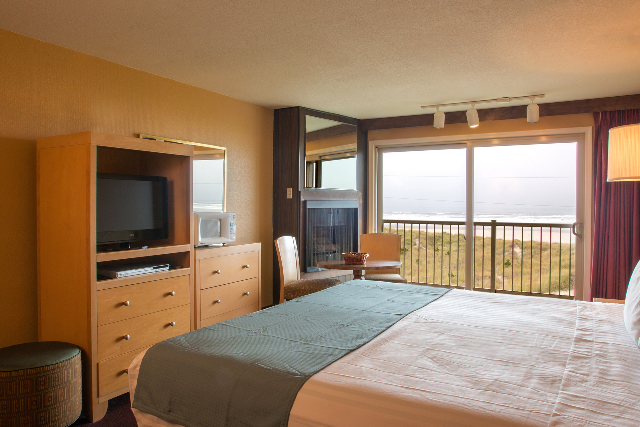 Visit the HiTide Oceanfront Inn Escape Lodging
