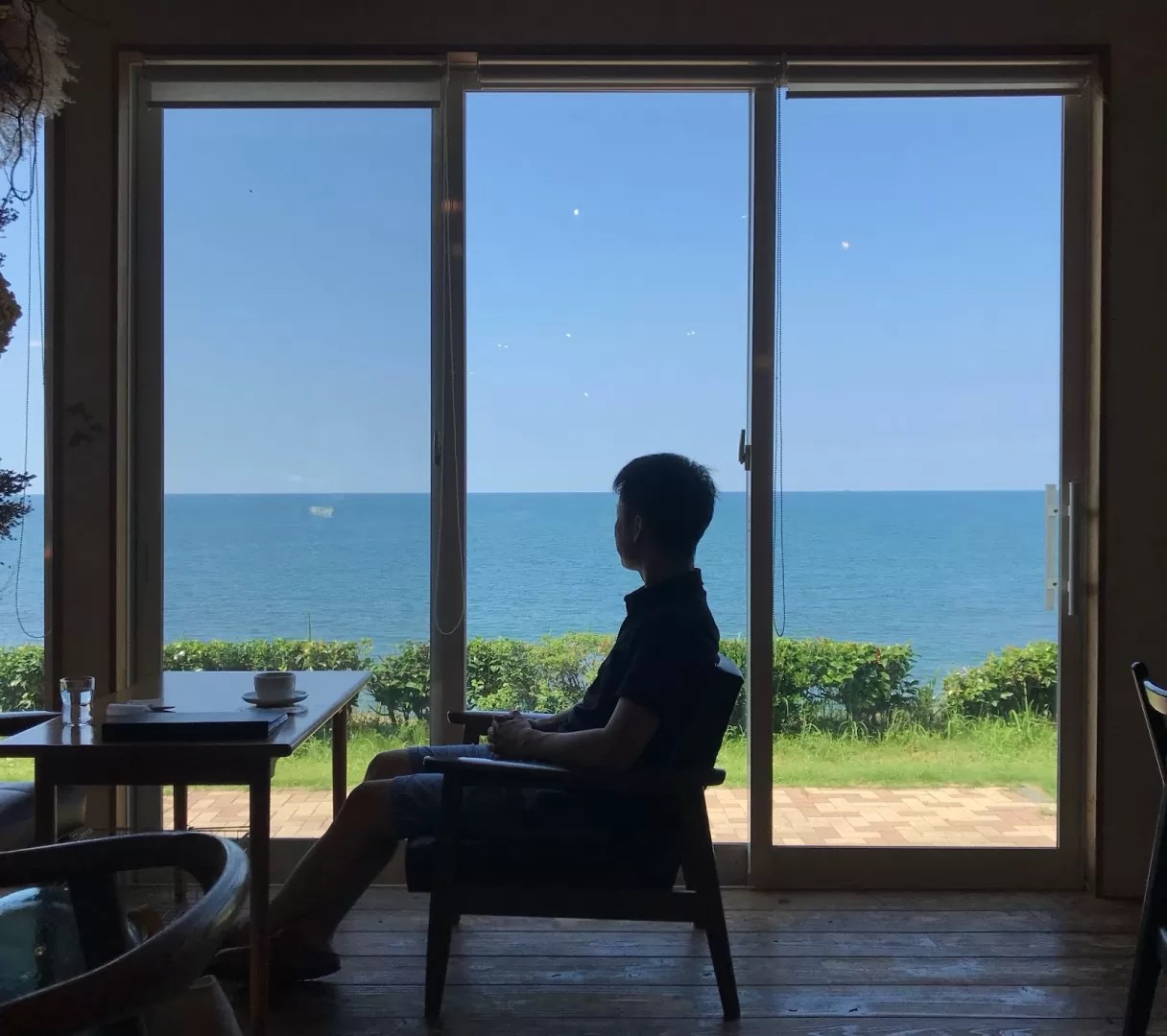 【秘訣】窓辺の心地良さ「海カフェドナの海ソファ」と家族で過ごす夕日。 住宅設計エスネルデザイン