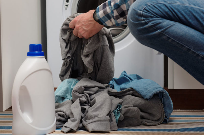 Washing clothes releases thousands of microplastic particles into