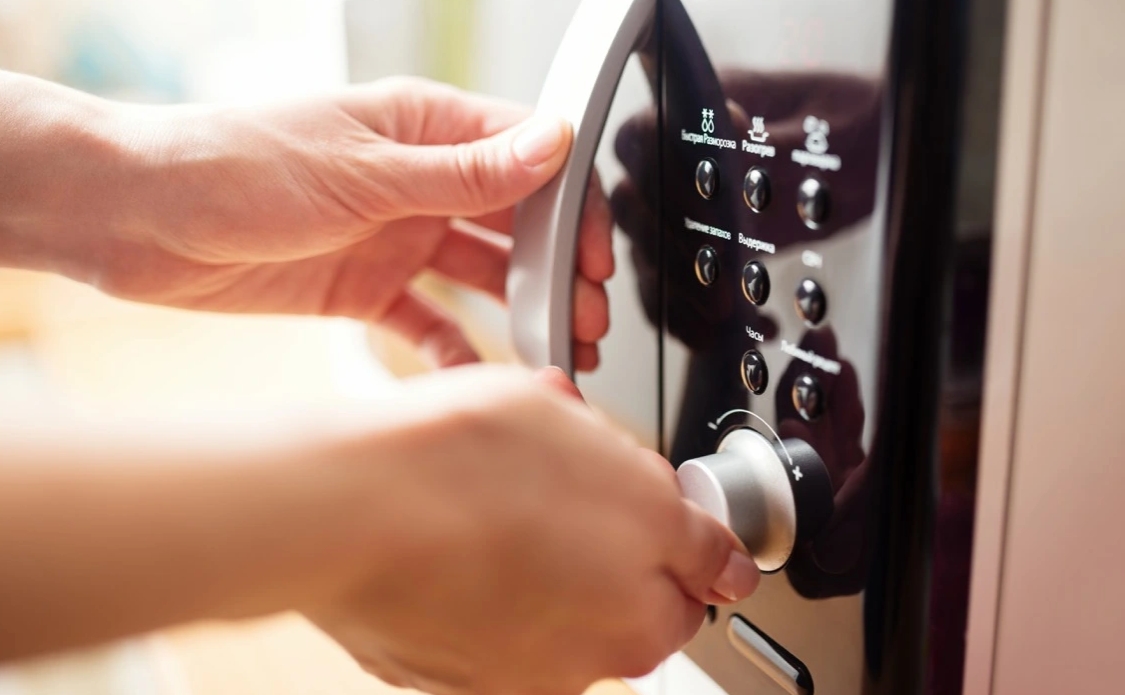 Never Eat Microwaved Food Without Doing This First, CDC Says eskca