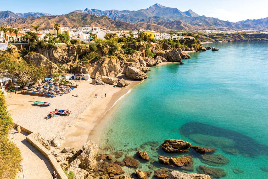 Playa Calahonda, Nerja (2024) ⛱️ INFO, fotos y cómo llegar