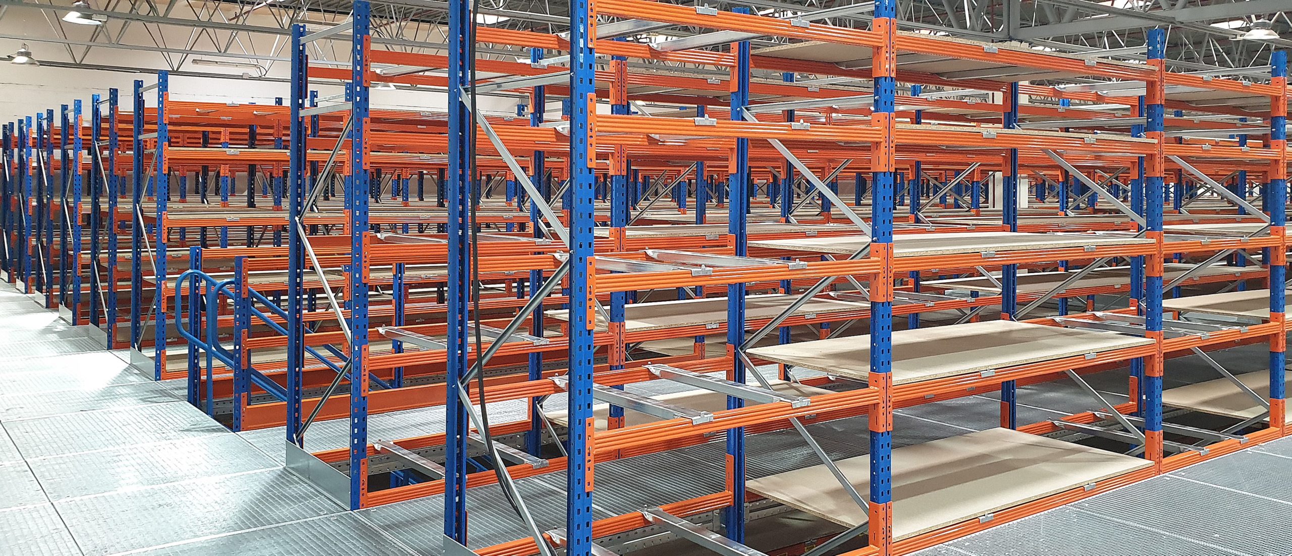 Componentes de una estantería metálica