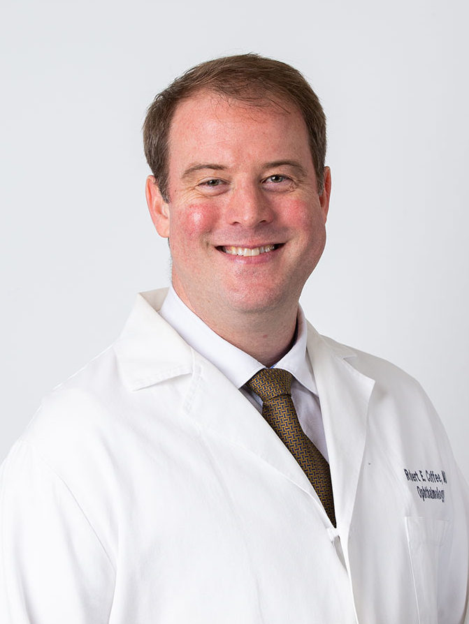 Robert E. Coffee, M.D. especialista en retina en Berkeley Eye Center