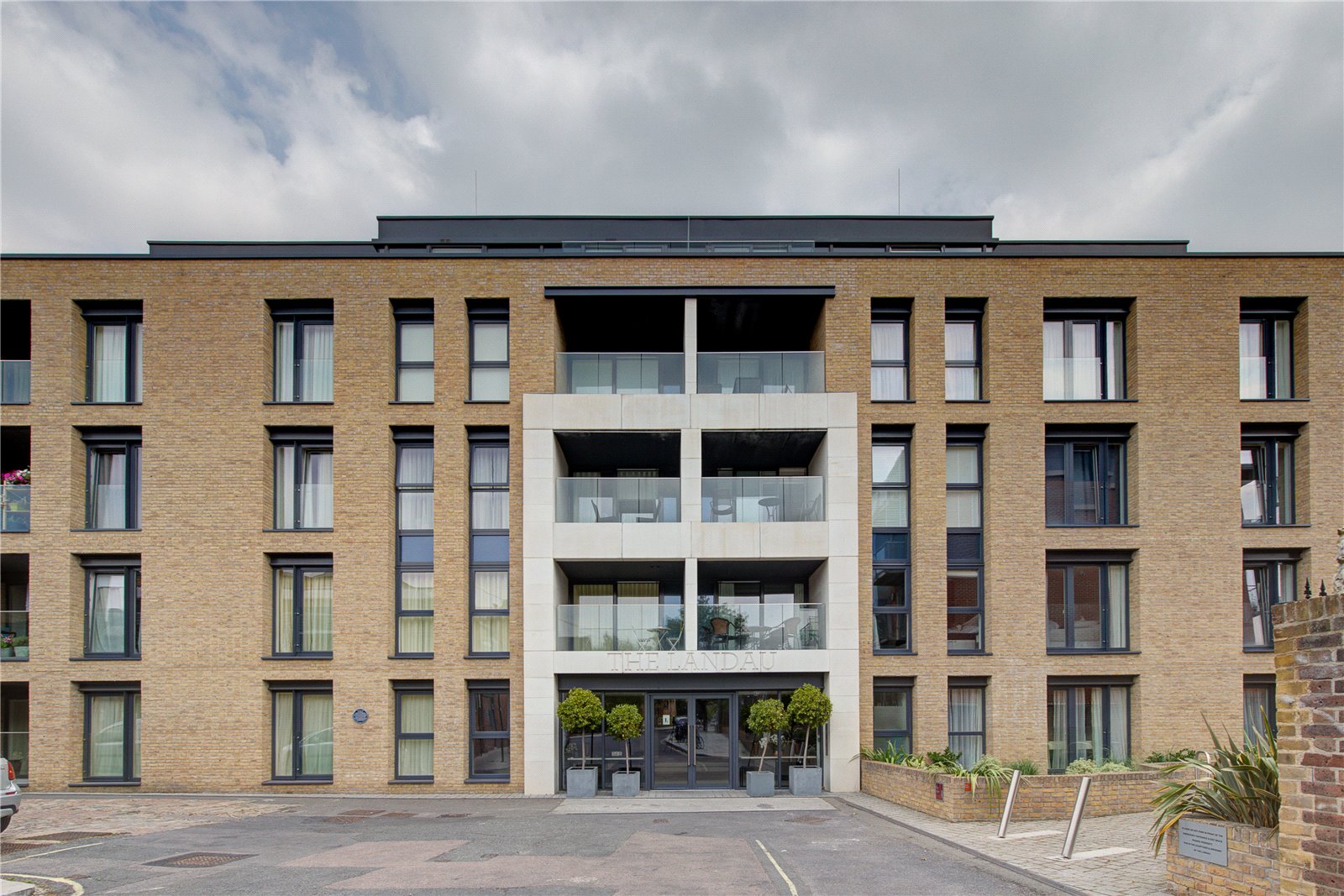 Landau Apartments, Farm Lane, Fulham Espatriati
