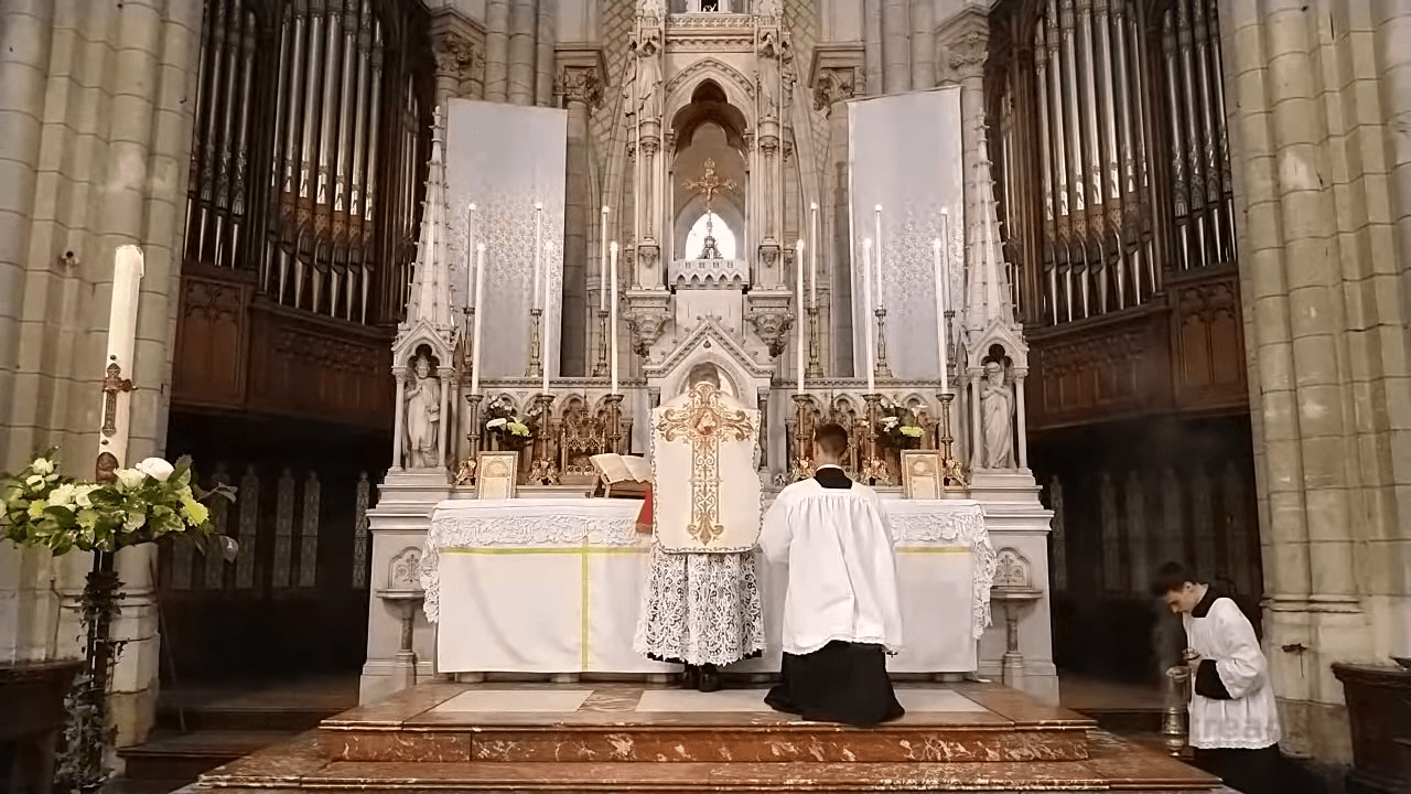Fonction du Cérémoniaire à la messe chantée Esprit de la Liturgie