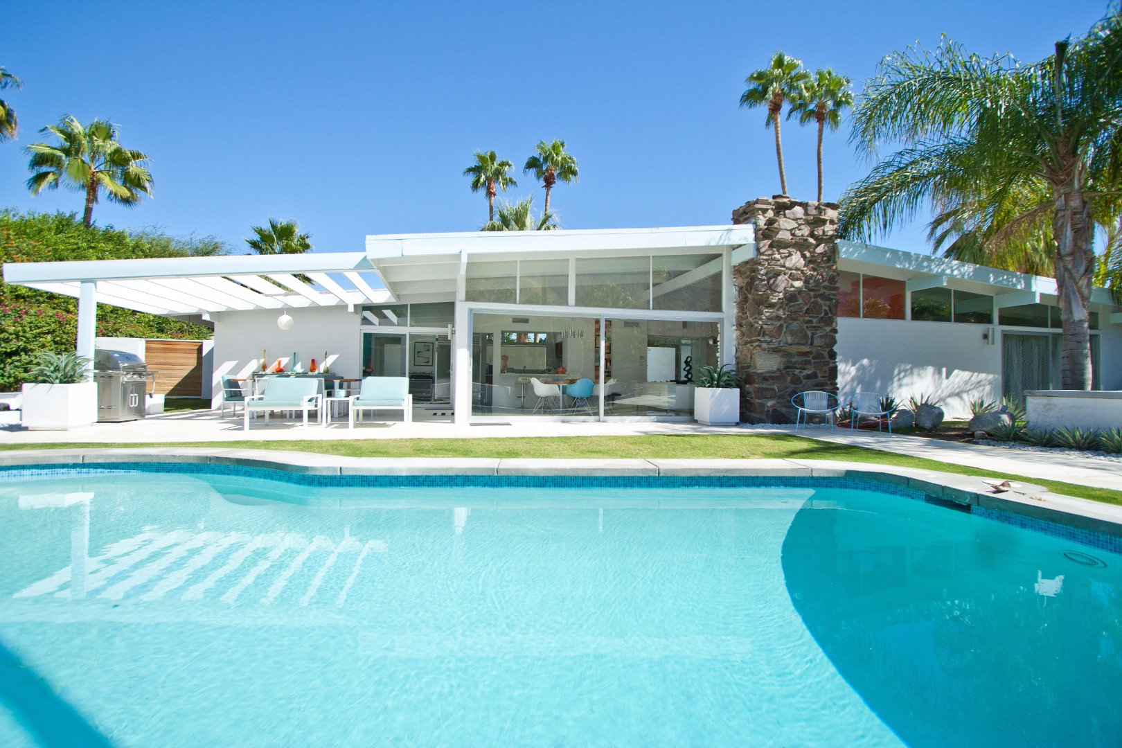 8 MidCentury Modern Pool Ideas You Can Use in Your Summer Decor