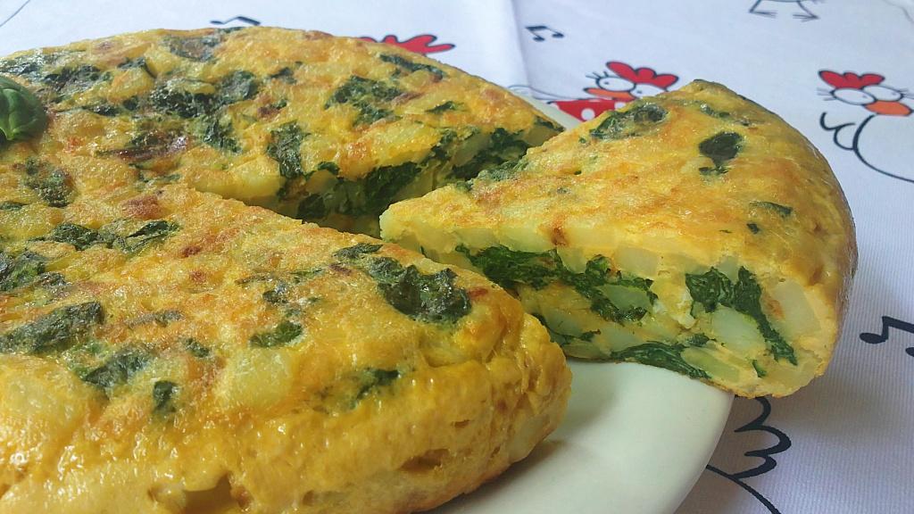 Tortilla de patatas y espinacas frescas Cocina