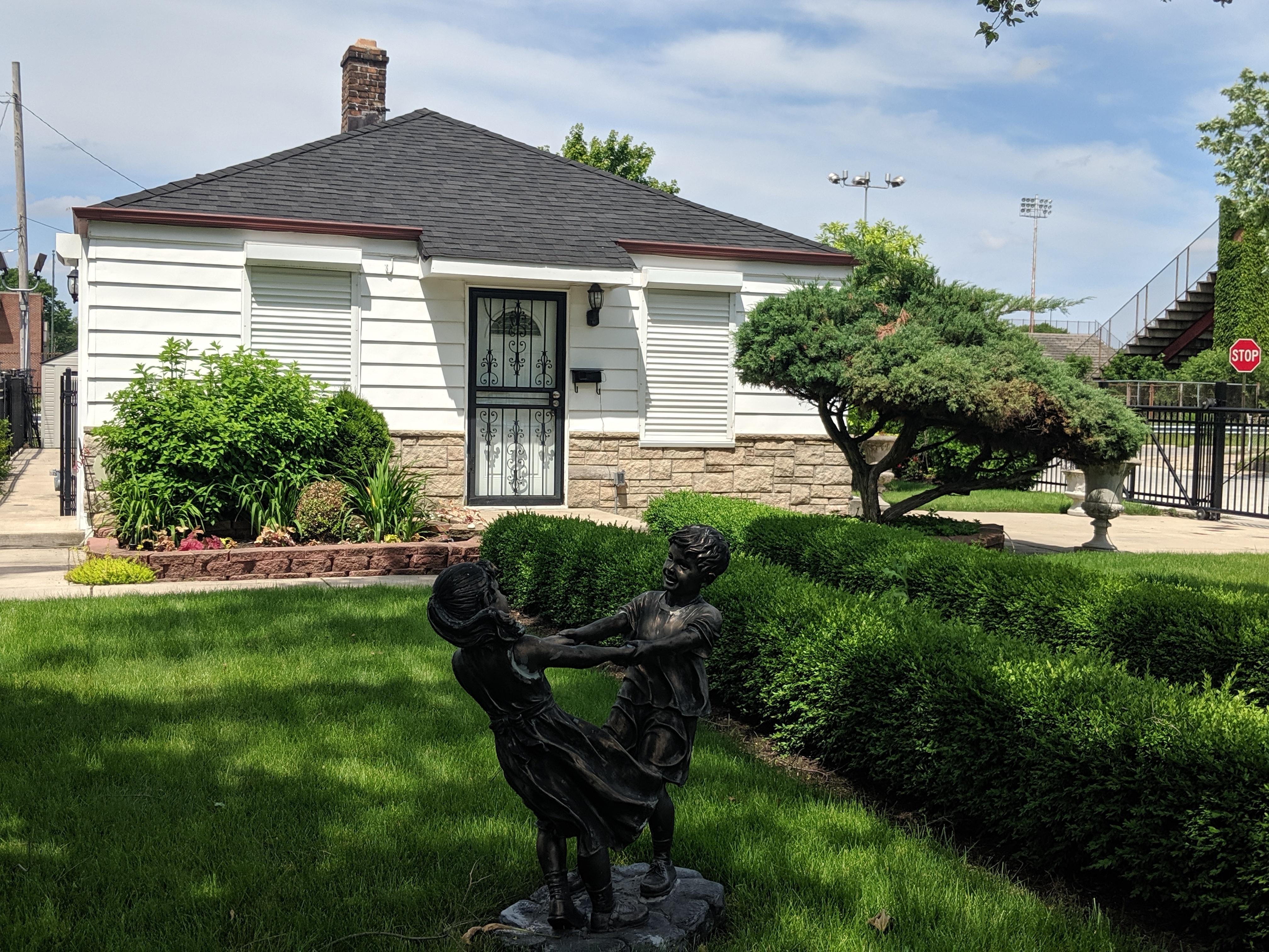 Casa em que Michael Jackson cresceu resiste em meio a ruínas de cidade