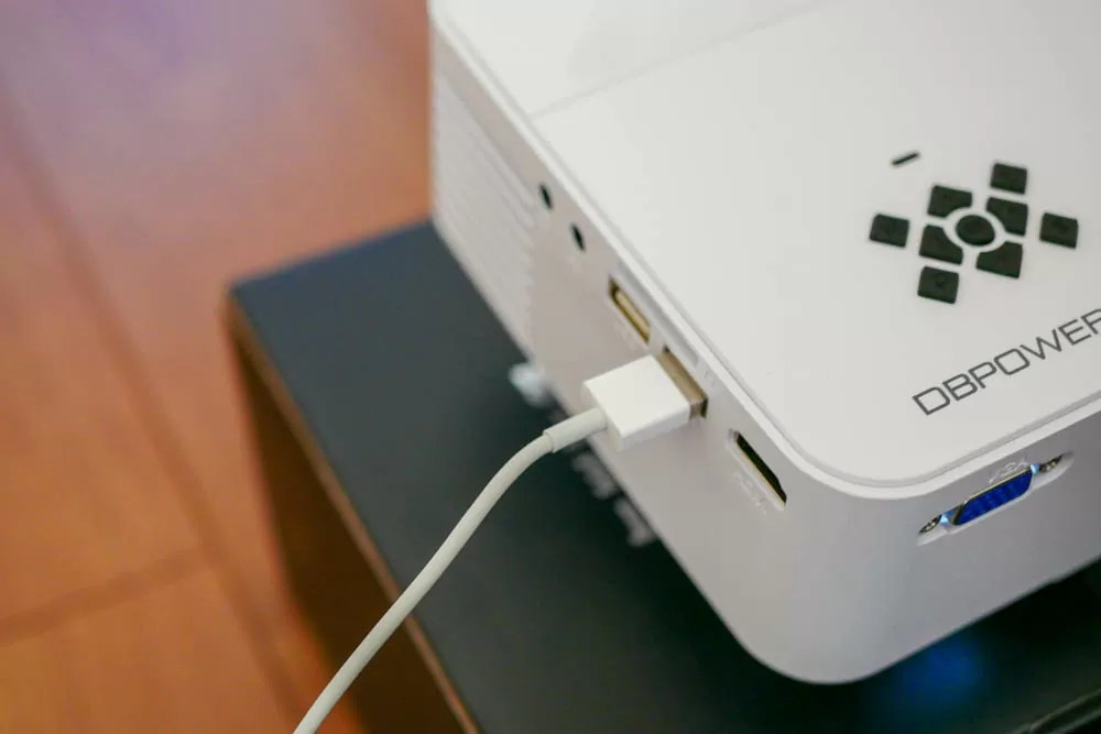 スマホ(iPhone・Android)の画面をUSB接続でサクッと映せる！「DBPOWER ミニ プロジェクター」レビュー【PR