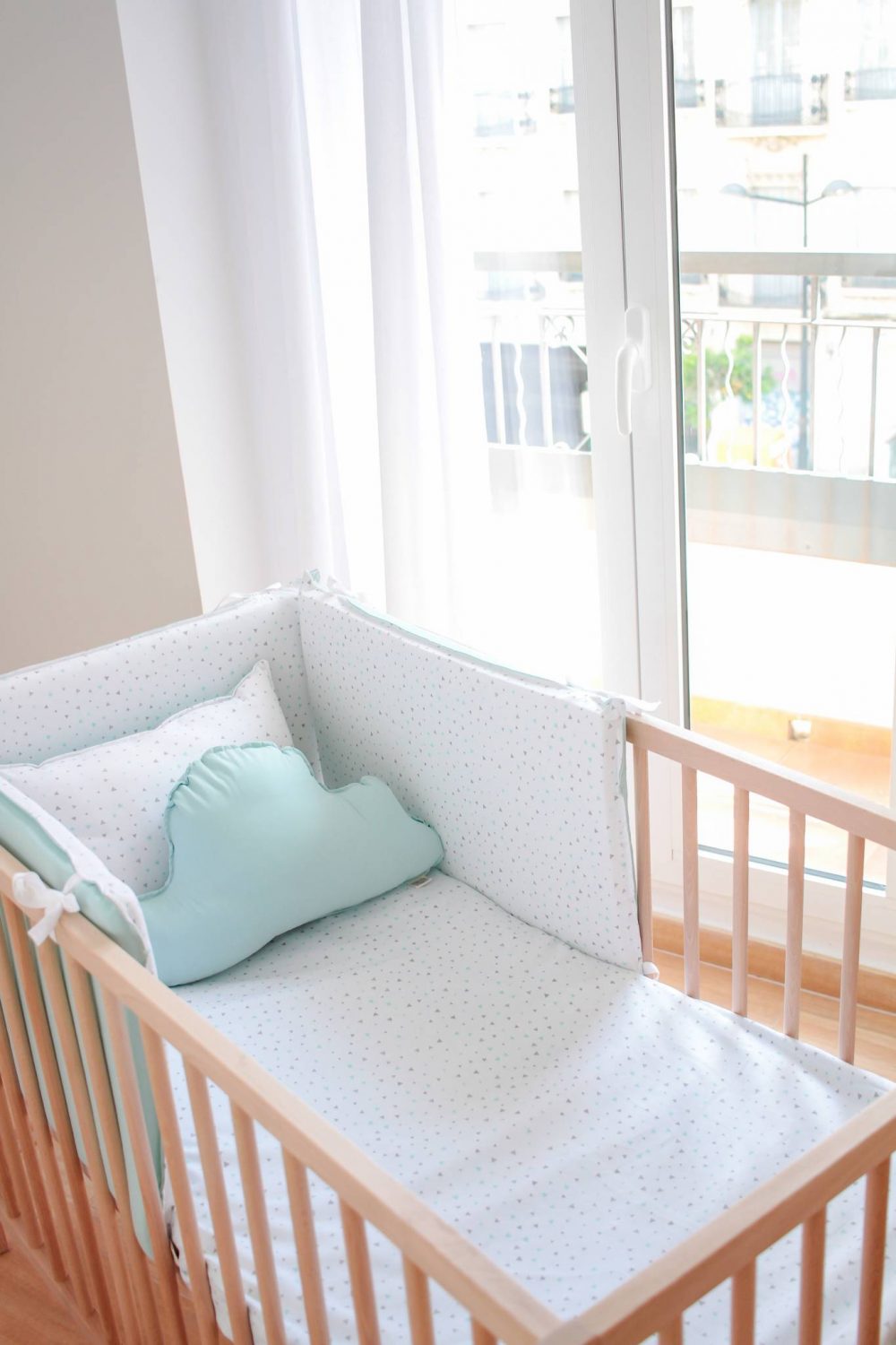 Funda protector de cuna triángulos mint y gris Estrellita la Valiente