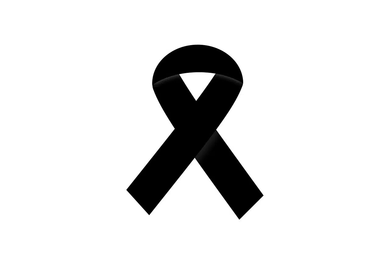 Qué significa la cruz de cal debajo del ataúd