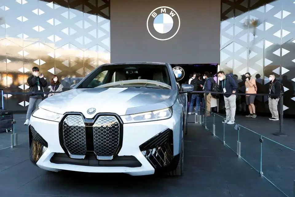 Bmw: Bmw Unveils Ix Flow, World's First Chameleon Car, Auto News, Et Auto