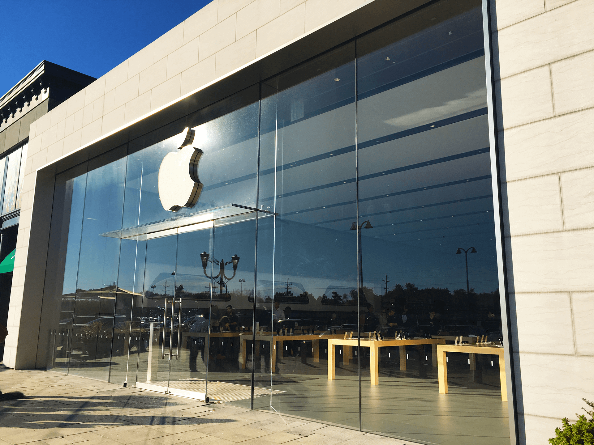 Eton Chagrin Boulevard Apple Store at Eton