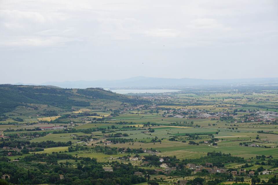 Vue sur le lac Trasimeno depuis le belvédère de Cortona