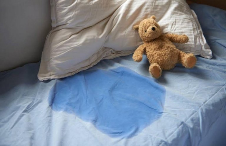 Pourquoi votre enfant fait encore pipi au lit ? Être parents