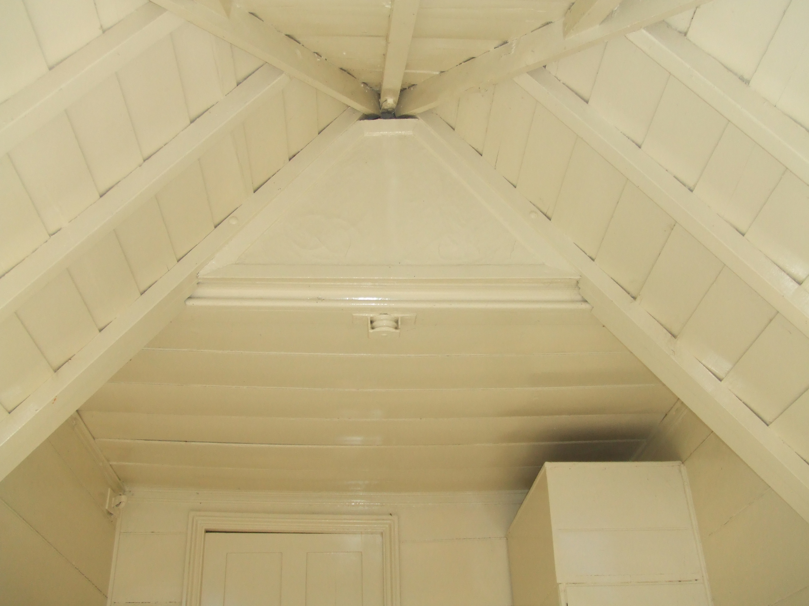 Benjamin beale, a quaker, was the inventor of the bath machine. Queen Victoria's Bathing Machine Maritime, Reproductions, Windows