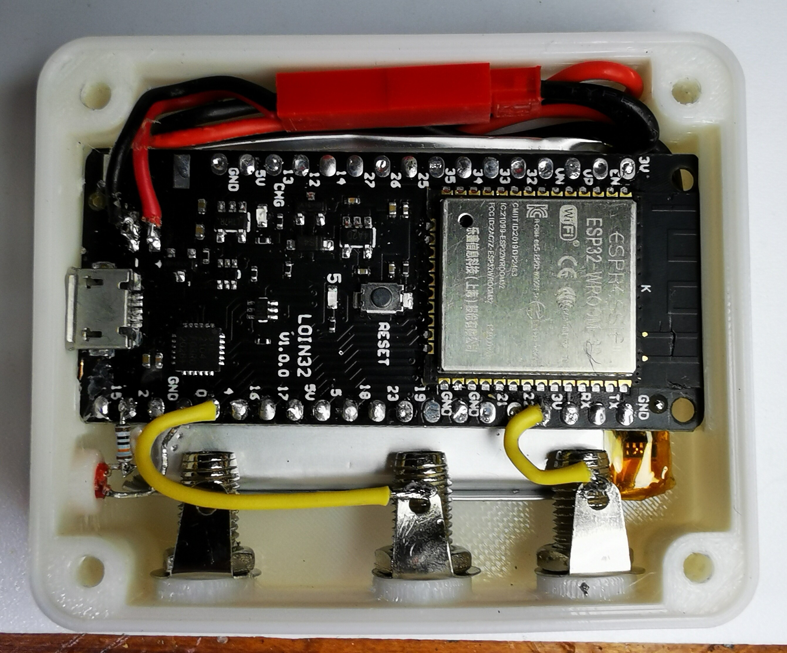 Wireless fencing scoring system detecting a PWM signal without common
