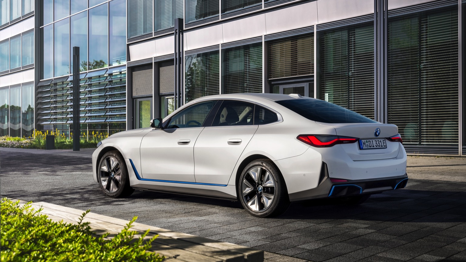 BMW i4 eDrive35 (20222024) price and specifications EV Database