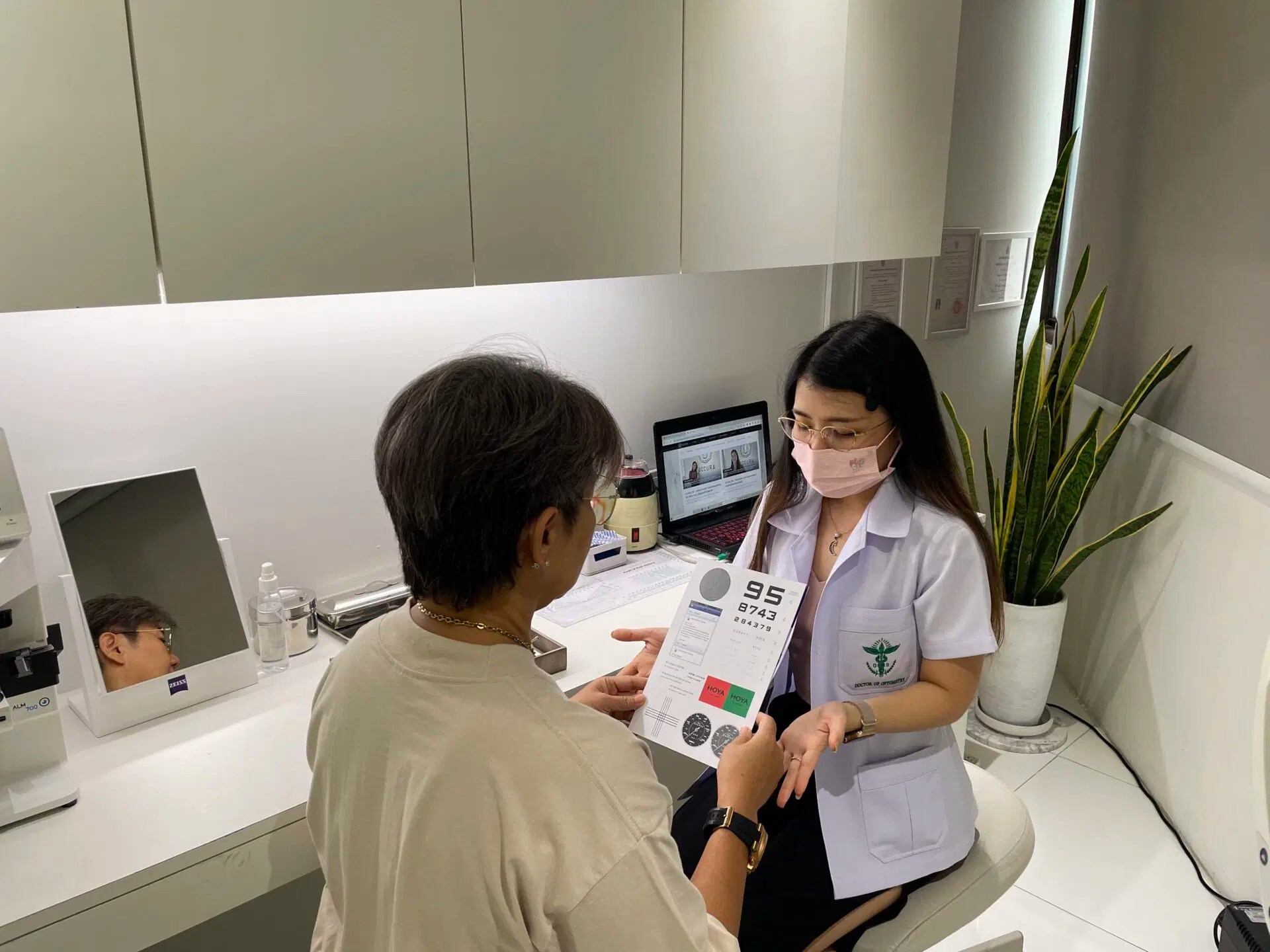 รีวิว ตัดแว่นโปรเกรสซีฟของ Makeup Artist Occura Vision