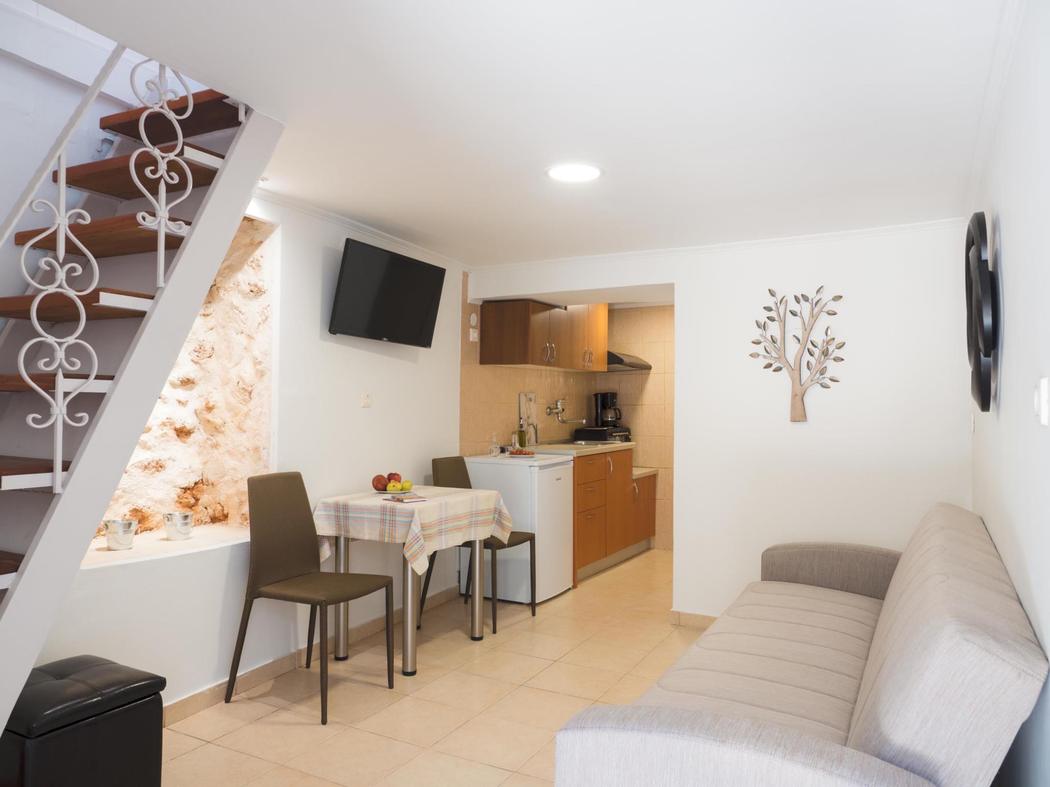 Evans House II One Bedroom Evans House Apartments & Studios