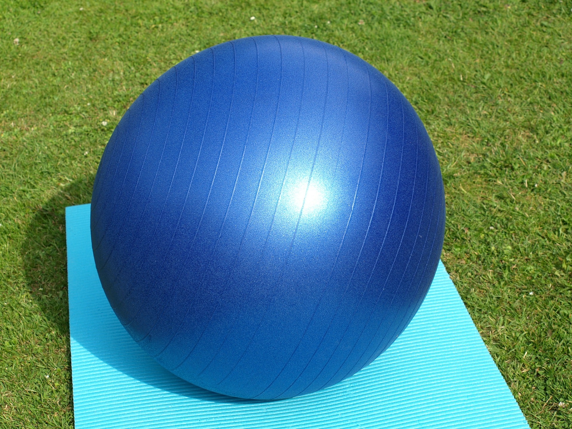 Le "Swiss ball" au bureau pour améliorer sa posture Evarisk